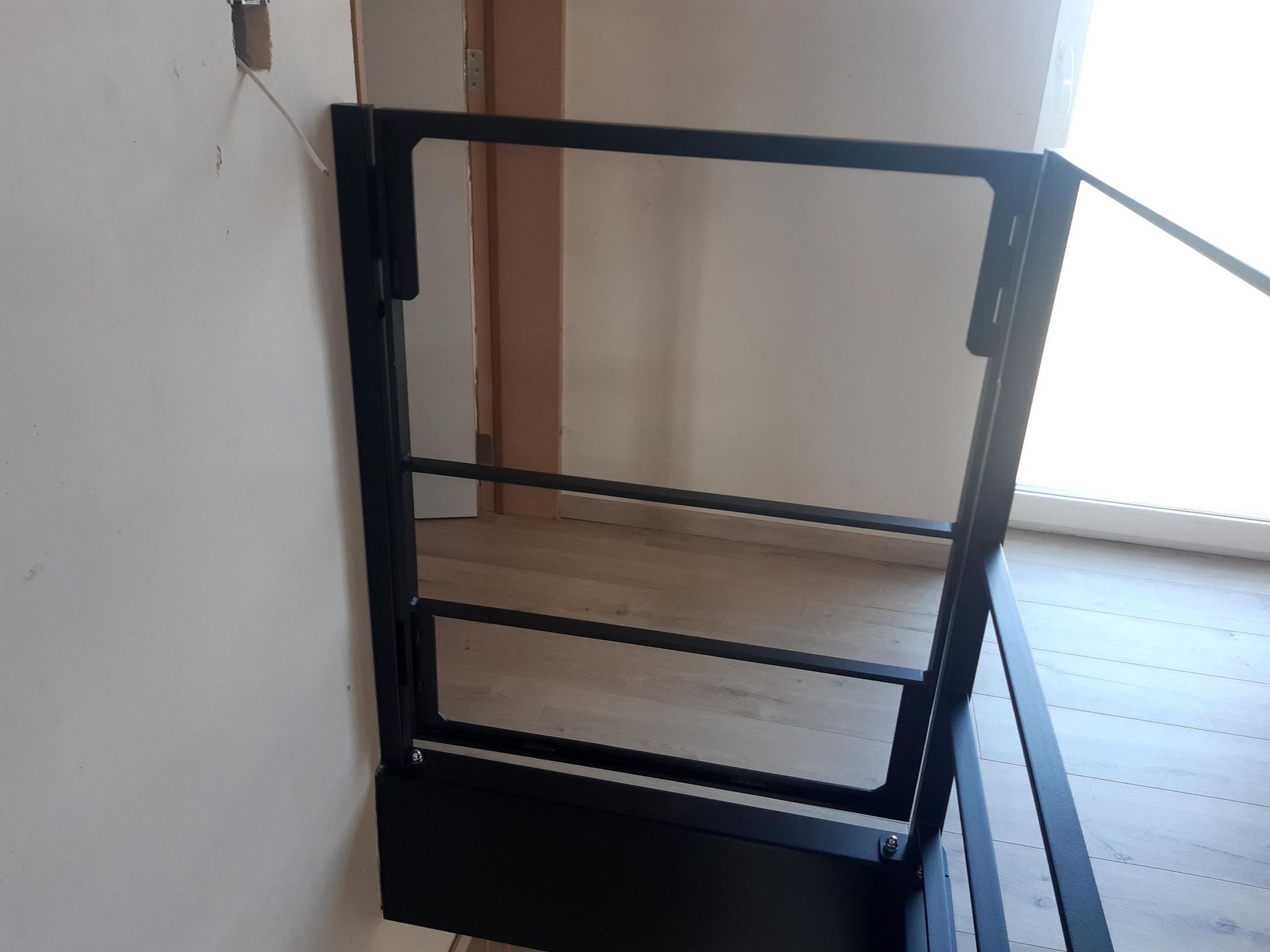 Garde-corps acier fixé en rive de trémie d'escalier